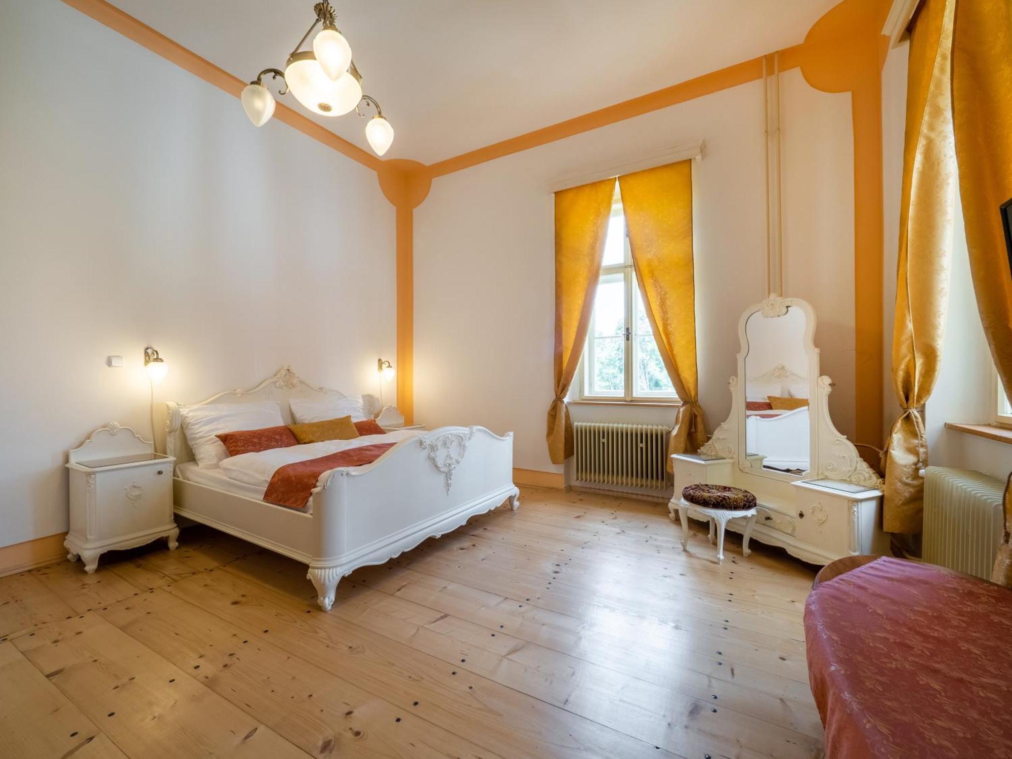 Zamecek Waldsteinovo Zatisi Hotel Svatoslav Luaran gambar