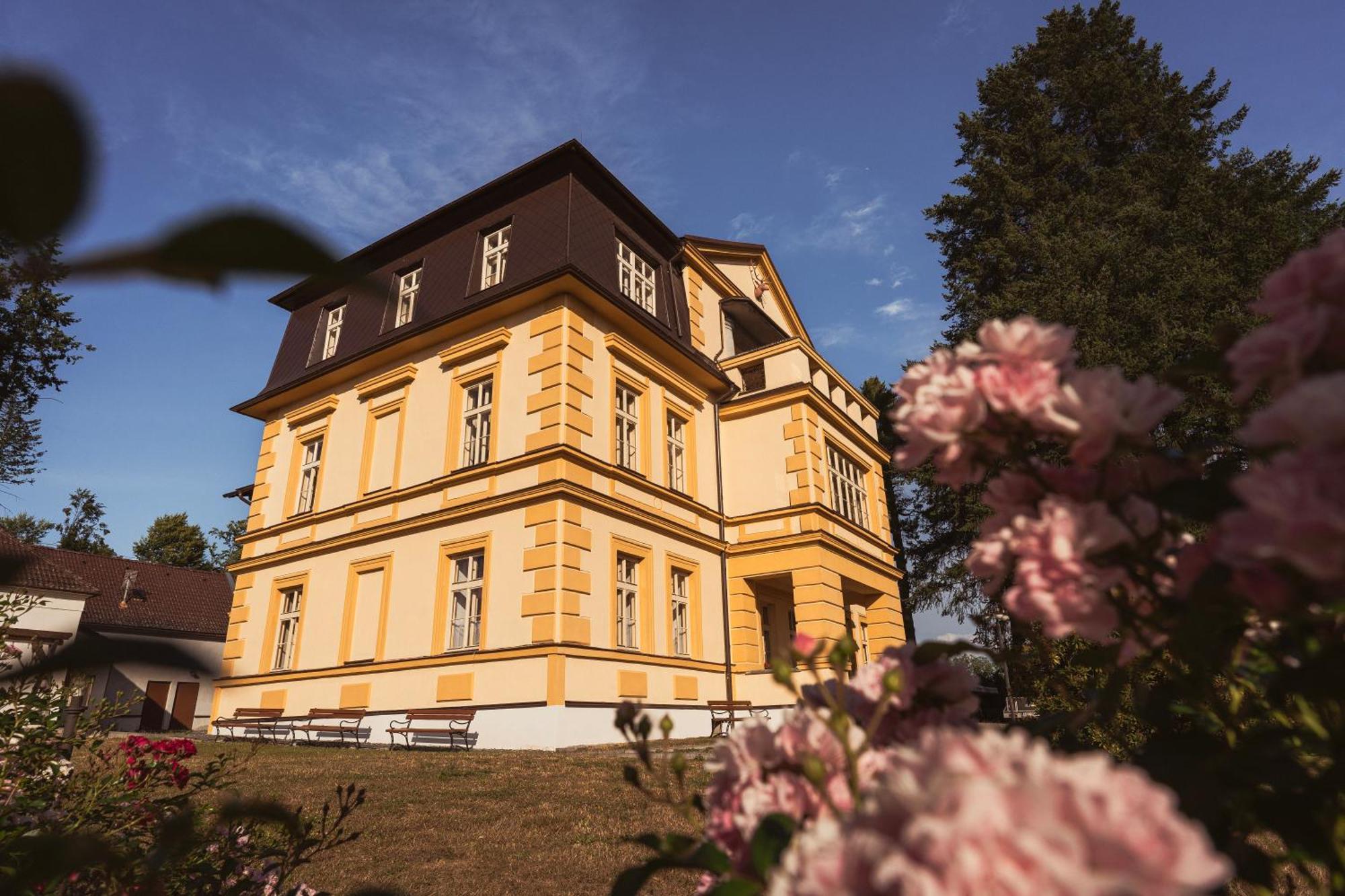 Zamecek Waldsteinovo Zatisi Hotel Svatoslav Luaran gambar