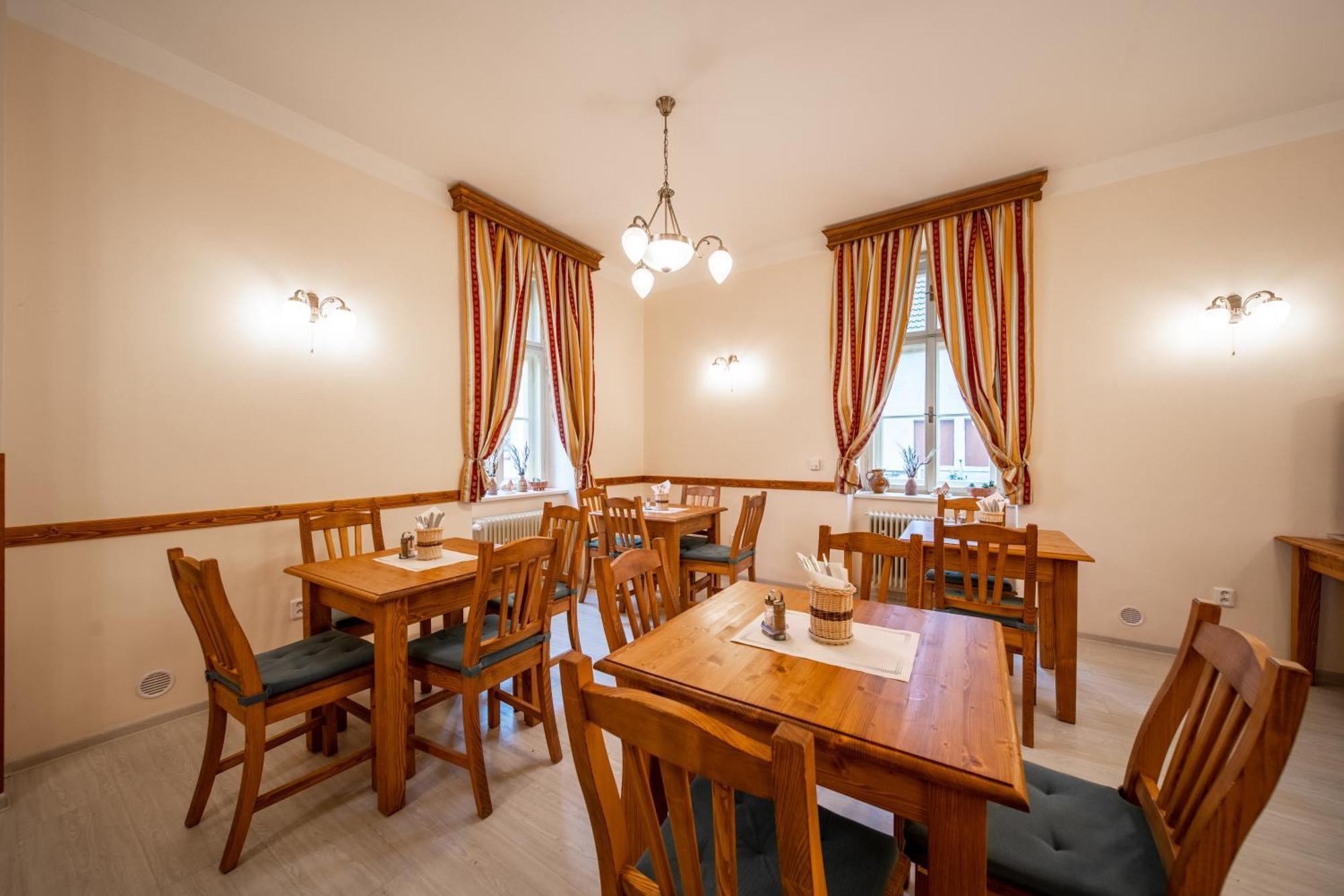 Zamecek Waldsteinovo Zatisi Hotel Svatoslav Luaran gambar